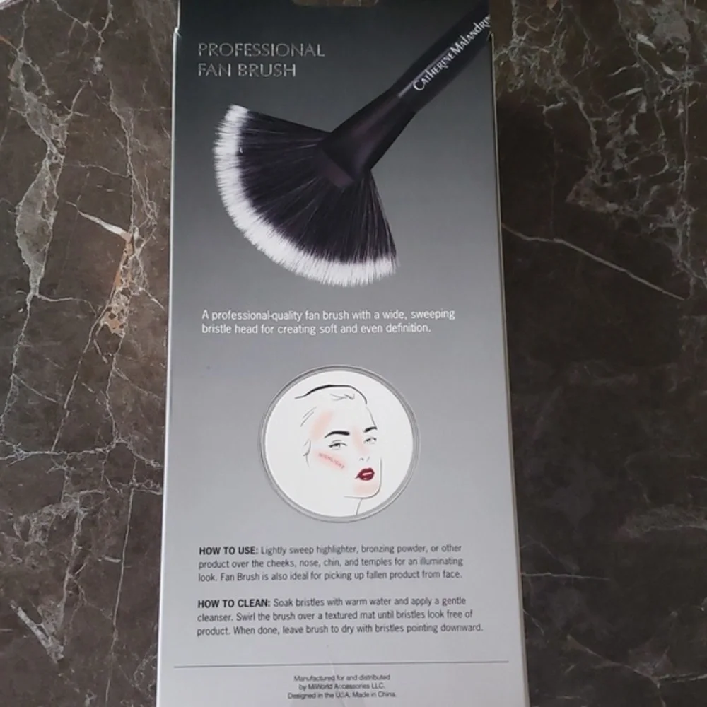 Professional‎ fan brush